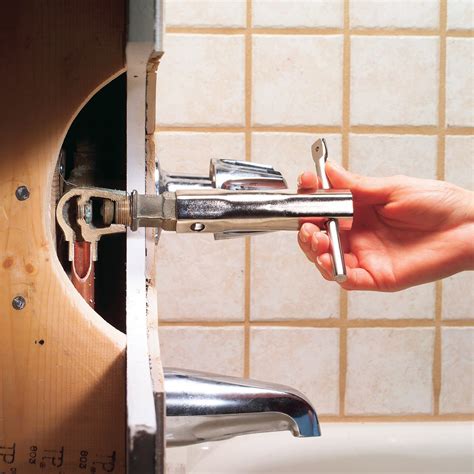 How to Fix a Bathtub Faucet From Leaking